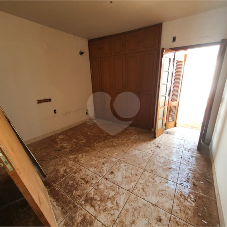 Casa térrea com 5 dormitórios, sendo 2 suítes.