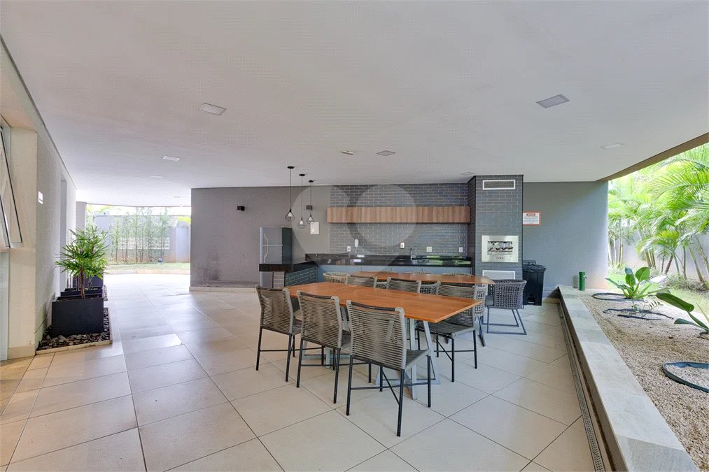 Apartamento com 68m² sala 02 ambientes, 02 dormitórios, sendo 01 suíte banheiro social e vaga no subsolo.! Venha conhecer!