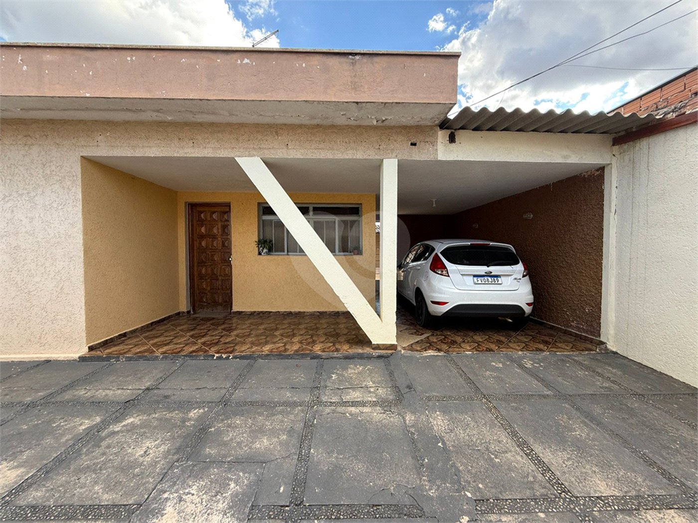 Casa térrea com piscina e 3 quartos.