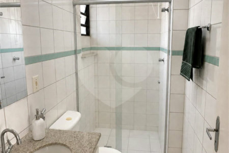 Apartamento á venda no centro com dois dormitórios e sacada.