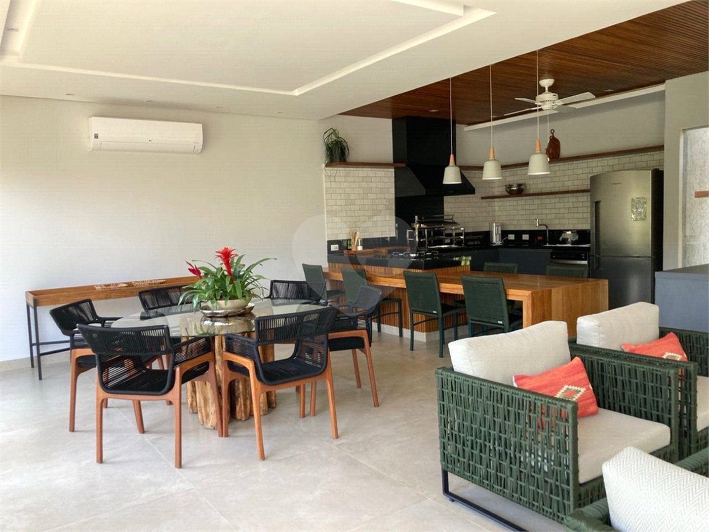 Chácara no Condomínio Vale das Laranjeiras em Indaiatuba SP - Venda - R$ 3,600.000,00 - Locaçao - R$ 30.000,00 mais encargos - Linda, espaçosa, aconchegante, acabamento de alto padrão em rua tranquila e arborizada, em um dos Condomínios mais valorizados de Indaiatuba. Com fácil acesso as principa