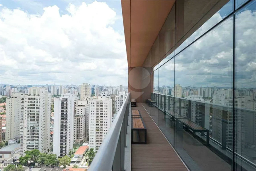 Apartamento possui uma suíte e homeoffice e varanda.