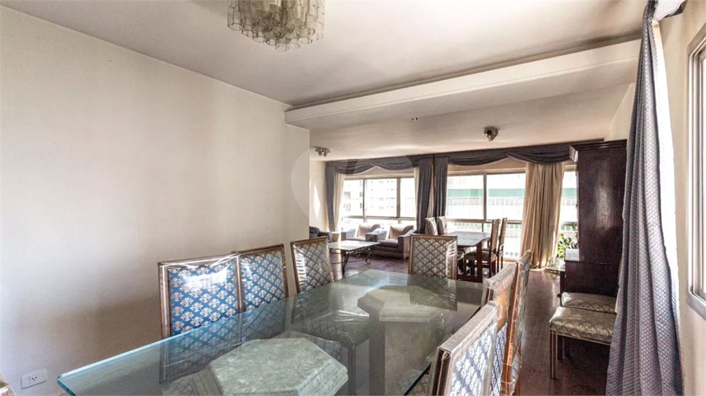 Este elegante apartamento em Higienópolis oferece 224m² de área muito bem distribuída, perfeito para quem valoriza conforto