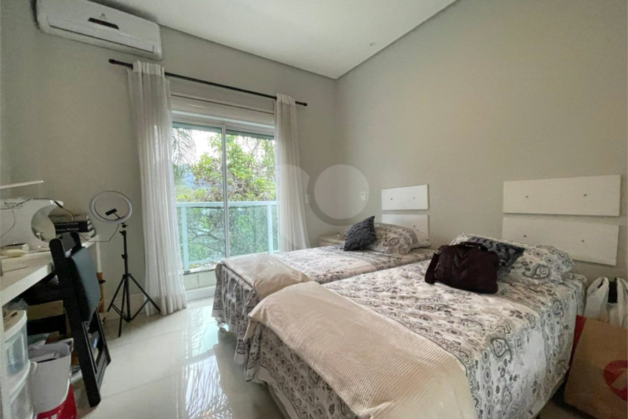 Casa com 4 quartos em condomínio fechado com piscina