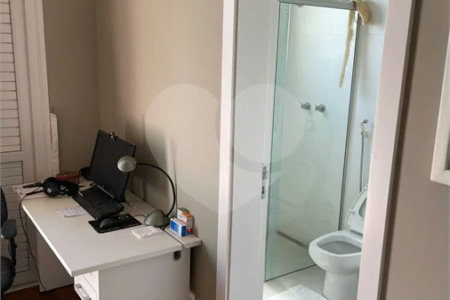 Sobrado no Condomínio Damha II.