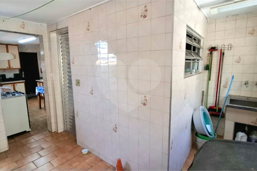 Excelente Sobrado eom ótima localização. Venha fazer uma visita.