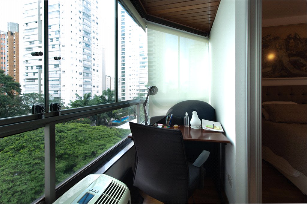 Apartamento a venda no Campo Belo, 192 M², 3 suites, 3 vagas, lazer e próximo ao metrô
