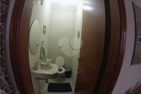 Sobrado com 4 quartos sendo 2 suítes.
