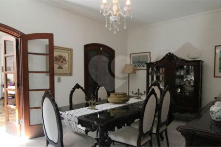 Casa à venda no Brooklin de 300m² com 4 dormitórios, 4 suítes, lareira na sala e 3 vagas de garagem.