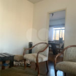 Casa térrea com 3 dormitórios, sendo 1 suíte .