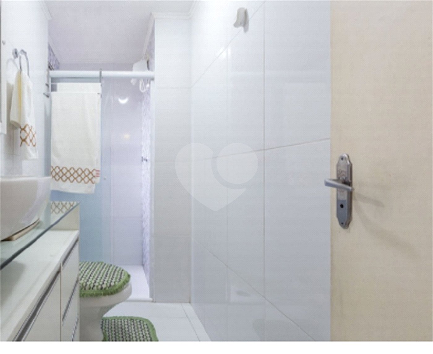Apartamento na Mooca de 2 dormitórios, sala cozinha e banheiro, com portaria, academia e portaria.