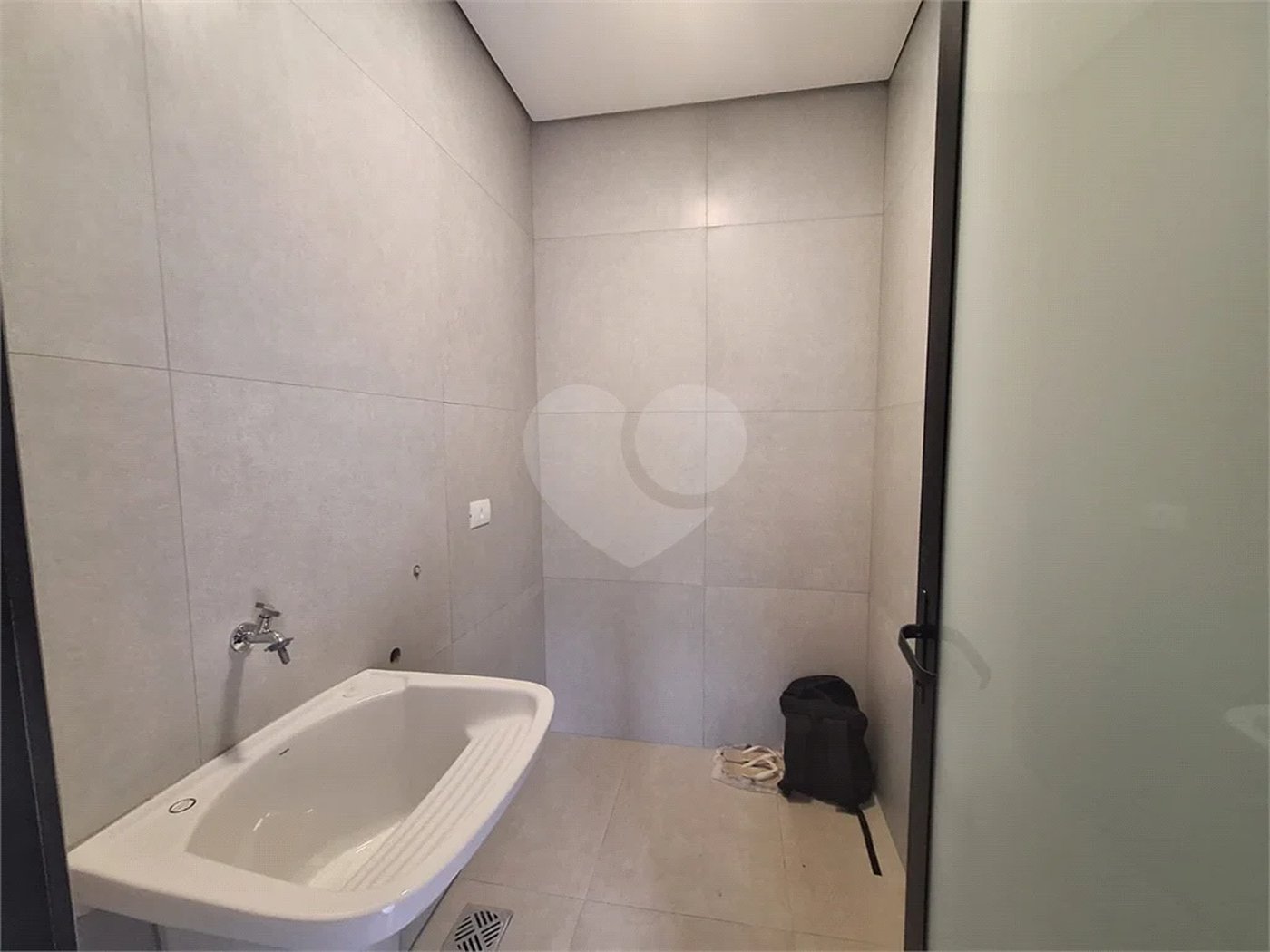 Casa NOVA com 03 suítes , piscina e condomínio com lazer completo!