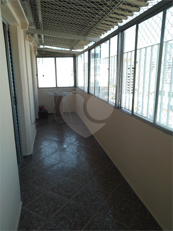 Apartamento duplex, espaçoso, ensolarado. Ideal para uma bela modernização.