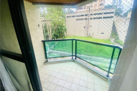 Apartamento com 2 dormitórios , uma suíte e 2 vagas cobertas . Excelente Valor