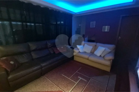 Sobrado com 224m² , 3 dormitórios , sendo 2 suítes , 3 vagas de garagem , 7 banheiros , à venda na Vila Scarpelli em Santo André.
