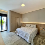 Indaiatuba - Sp - Condominio Maria Candida - R$ 2.250.000,00 - 3 suítes, sendo 1 master com closet e banheiro com duas cubas e dois chuveiros - Escritório - Piscina em Alvenaria aquecida e Hidro com Iluminação - Ar Condicionado instalado em todos os quartos, escritorio, sala e area gourmet