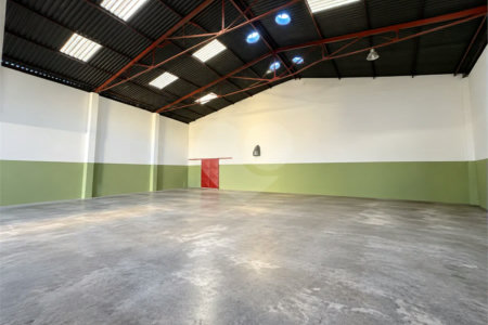 Galpão comercial/industrial com 627 m² no Bairro Planalto, em São Bernardo do Campo, próximo à Via Anchieta, com piso fabril, escritórios e mezanino.