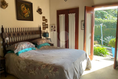 Casa à venda, 742 m², com piscina, 5 suítes, em Embu das Artes