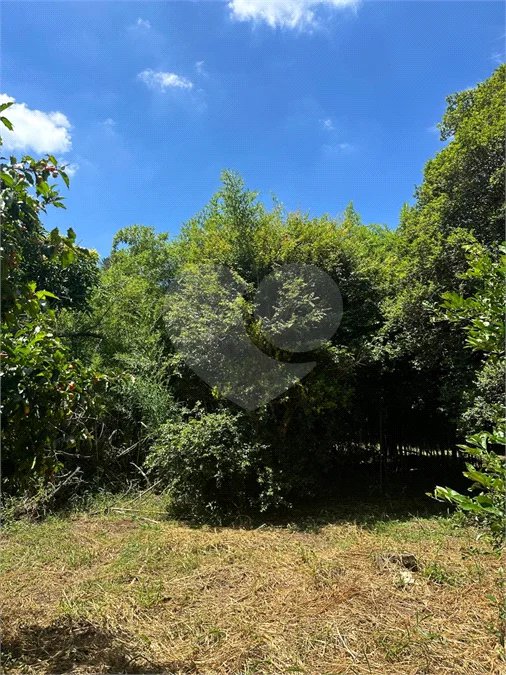 Excelente oportunidade no condomínio Vale das Laranjeiras, em Indaiatuba/SP. - R$ 1.850.000,00 - Terreno de 3.000 m²), com frente de 50 metros, proporcionando diversas possibilidades de projeto. O lote possui ótima localização dentro do condomínio, rodeado de natureza e com fácil acesso