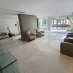 Este amplo apartamento de 290 m², completamente reformado, reúne sofisticação,