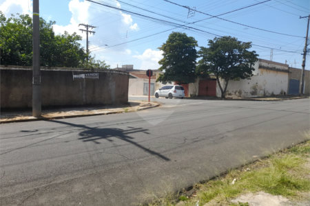 Terreno plano com boa localização no Cruzeiro do Sul .