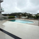 Sobrado de alto padrão no Swiss Park, totalmente reformado, com 4 suítes, piscina, elevador, espaço gourmet, 4 vagas e condomínio com lazer completo.