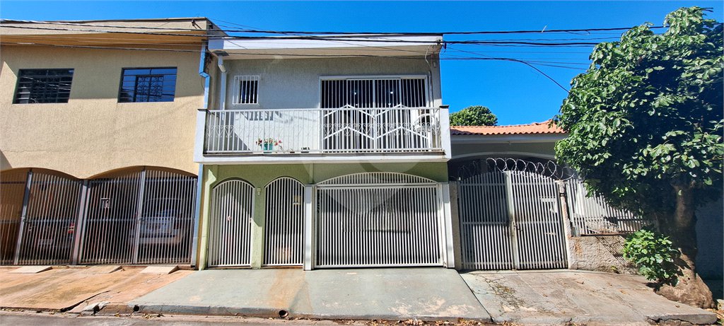 Casa no Jardim Medeiros ampla com 3 dormitórios bem distribuída