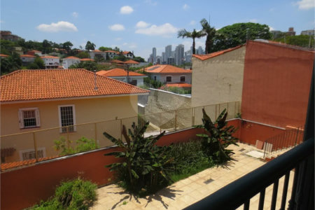 Casa no Pacaembu com ótima distribuição e amplo quintal em terreno em declive
