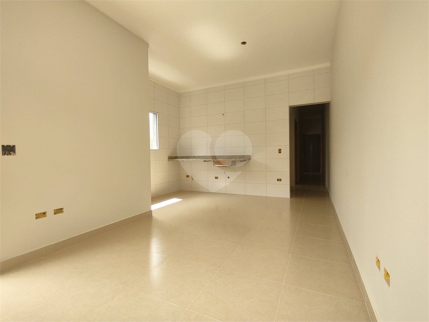 Casa térrea em Atibaia com 3 suítes, sala 2 ambientes, 2 vagas garagem, excelente localização, pronta para morar