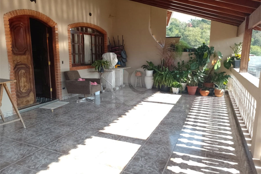 Casa Térrea Assobradada com Varanda Gigante no Jardim Líbano