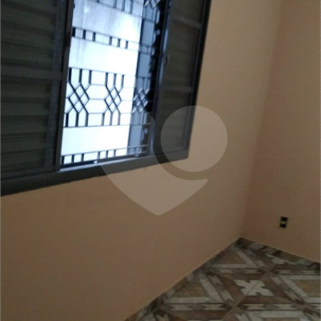 Casa Térrea com 3 dormitórios, sendo 1 suíte.