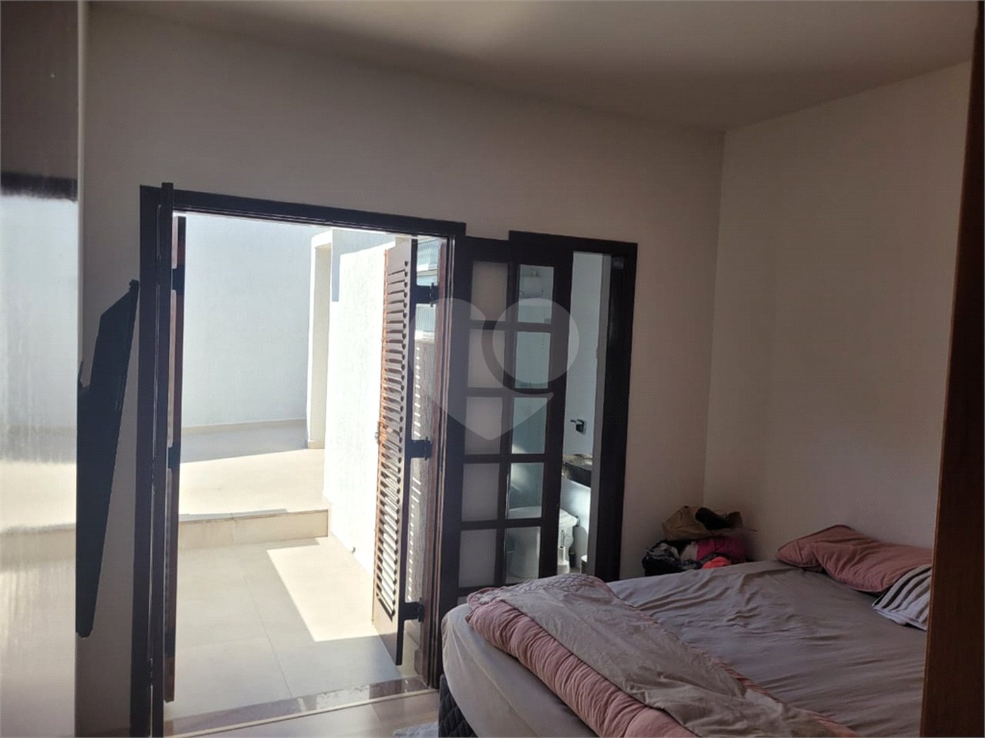 Sobrado com 14 metros de frente , na Região do Jardim Guapira , próximo ao Clube Guapira com 5 dormitórios, sendo 3 suíte com armários embutidos ,banheiro social, Sala para 2 ambientes, escritório com banheiro .cozinha ampla com armários, área de serviço ,dispensa, quintal com banheiro externo c