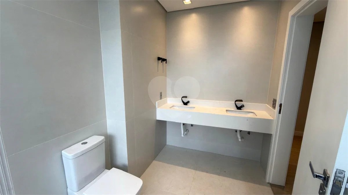 Sobrado de alto padrão no Swiss Park, totalmente reformado, com 4 suítes, piscina, elevador, espaço gourmet, 4 vagas e condomínio com lazer completo.
