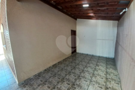 Casa térrea com 3 dormitórios, sendo 1 suíte.