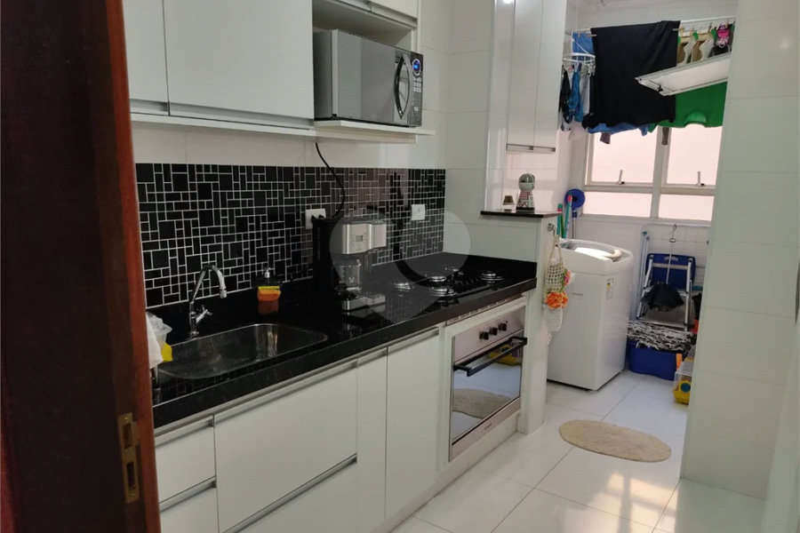 Apartamento térreo , três quartos sendo uma suíte.