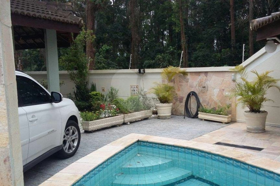 CASA TÉRREA A VENDA NO TREMEMBÉ - 4 SUÍTES E 10 VAGAS DE GARAGEM