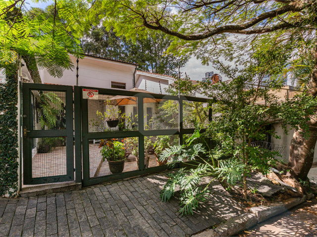 Sobrado à venda com 4 quartos, sendo 2 suítes,  em Vila Madalena, São Paulo, SP