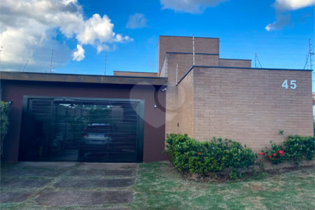 Casa Térrea com Acabamento em Tijolo Aparente e Quintal Amplo - Próximo ao Shopping Iguatemi