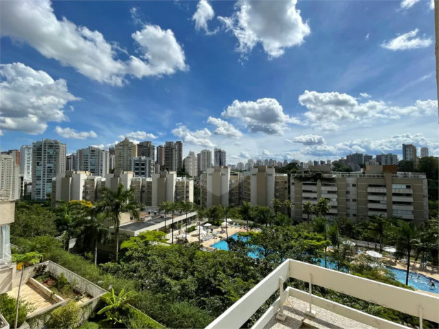 Apartamento à venda com 3 quartos, sendo 2 suítes,  em Panamby, São Paulo, SP
