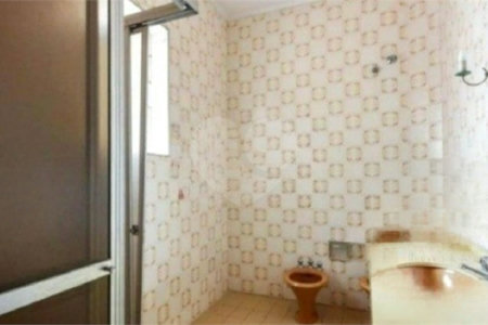 Sobrado à venda na Mooca de 212m² com 2 dormitórios, 1 suíte e 2 vagas.