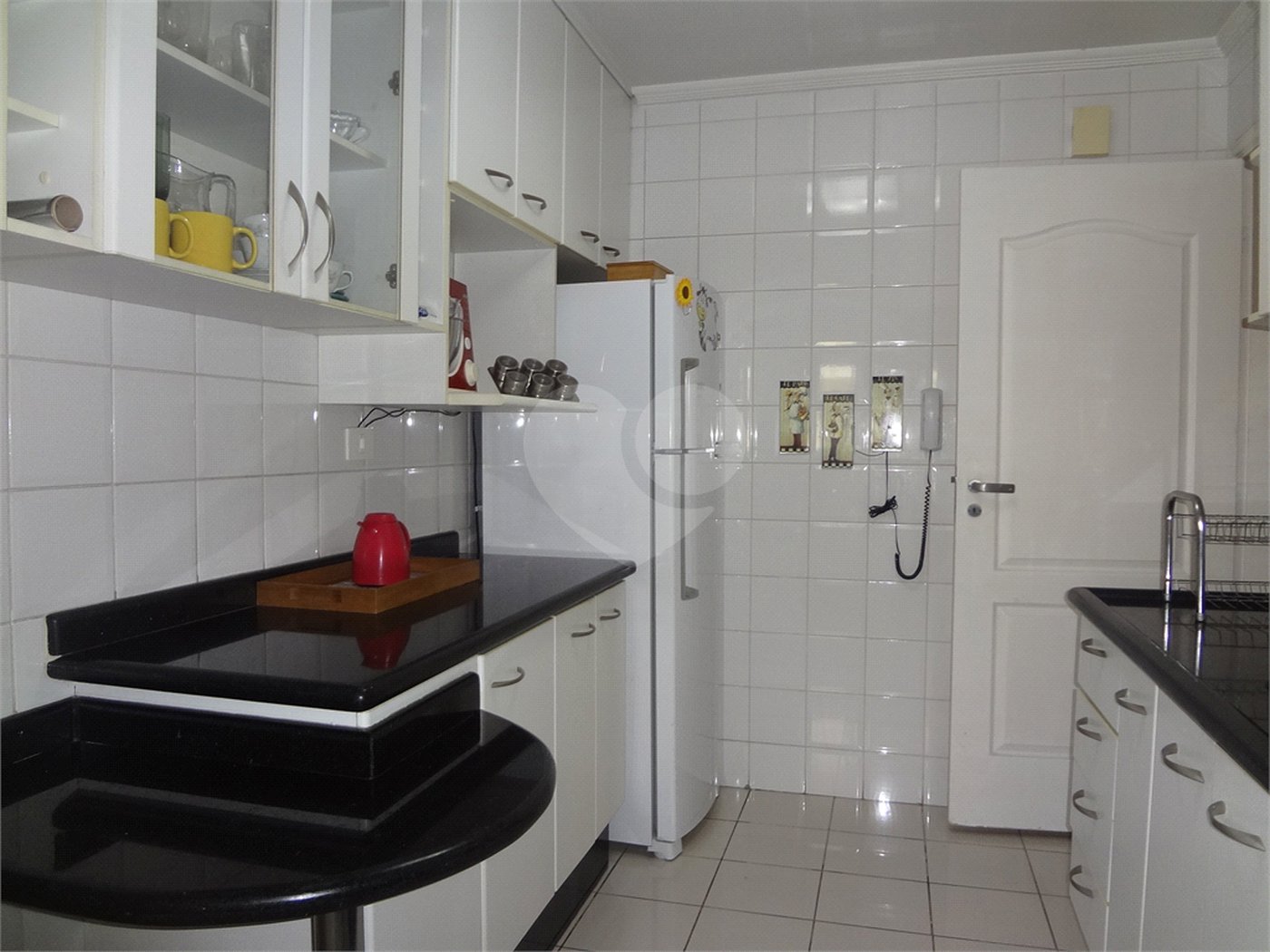 COBERTURA COM PISCINA E CHURRASQUEIRA NA CASA VERDE.