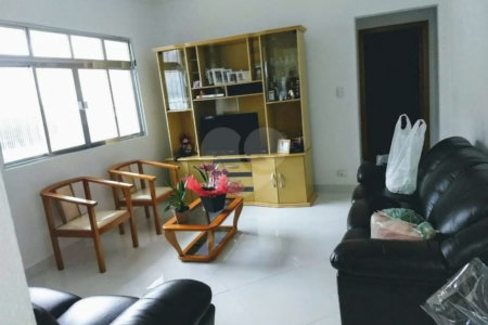 CASA TÉRREA À VENDA NA MOOCA - COM PORTEIRA FECHADA.