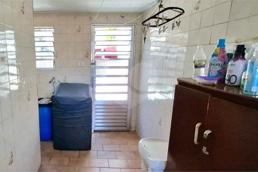 Excelente Sobrado eom ótima localização. Venha fazer uma visita.