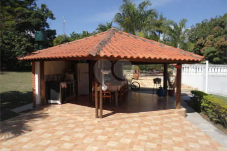 Indaiatuba- Jardins dos Laranjais - Chácara dentro do Vale das Laranjeiras, segundo portão: Jardim dos Laranjais. 3 quartos, 1 banheiro social, 1 sala espaçosa de TV, 1 sala de jantar, cozinha, 1 varanda fechada com portas Blindex. Quiosque, piscina, capela com bancos e altar,