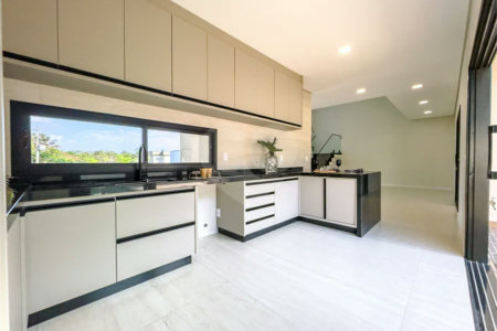 Indaiatuba - Condomínio Milano - Sobrado - 350 m² de terreno - 240 m² de área construída - 4 vagas de garagem, sendo 2 cobertas - Salas de estar e jantar integradas - 3 suítes com closet e varanda no pavimento superior - Escritório no térreo - Espaço gourmet com churrasqueira - Banheiro externo