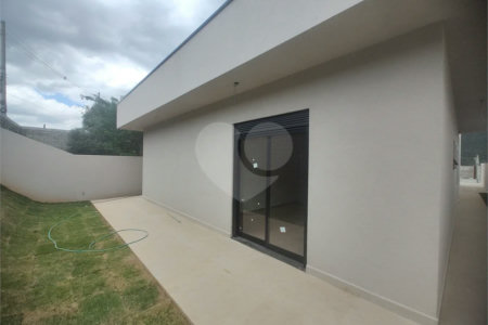 Casa exclusiva em Atibaia de alto padrão com 3 suítes, piscina, espaço gourmet, condomínio fechado, aceita financiamento