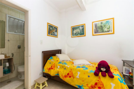 Casa Sobrado à venda com 342 m², 3 dormitórios, sendo 2 suítes, 4 vagas na Vila Mariana - São Paulo.