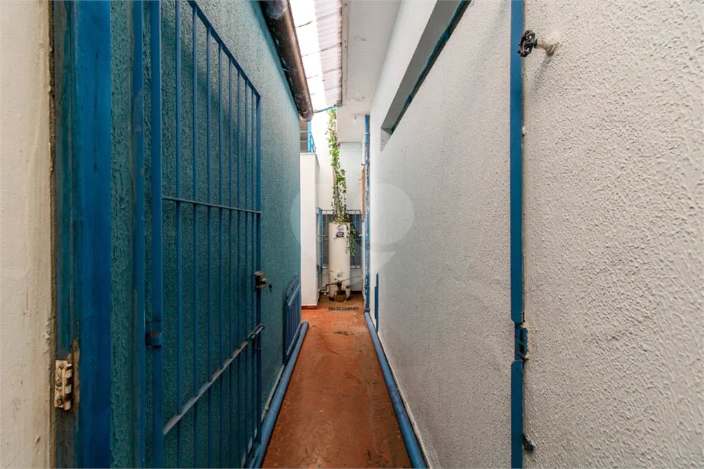 Casa à venda em Moema de 280m² com 4 dormitórios, sendo 1 suíte e 2 vagas de garagem.