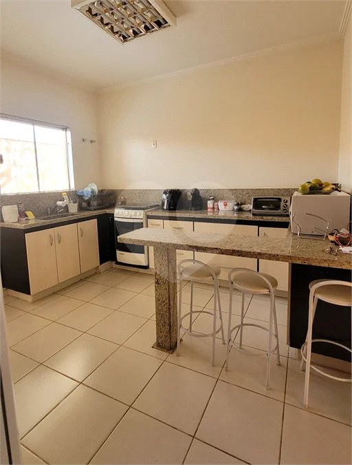 Casa Exclusiva com Pé-Direito Alto e Área Gourmet no Jardim Paraíso