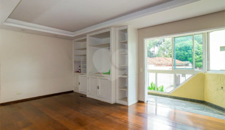 Apartamento à venda ou locação em Moema. Excelente localização!